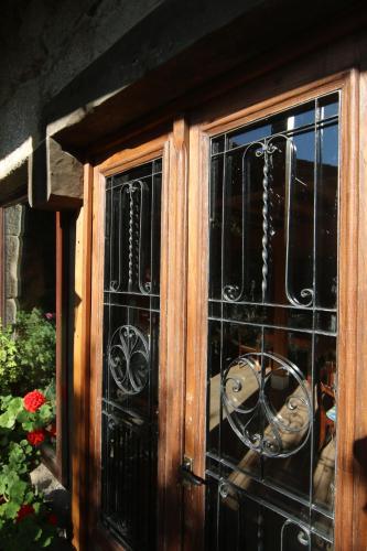 a glass door with a chain on it at Pazo de Chaioso Ribeira Sacra in Maceda