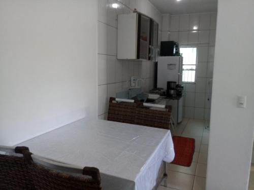 eine Küche mit einem weißen Tisch und 2 Stühlen in der Unterkunft Apartamento Exclusivo - Hospedes in Joinville