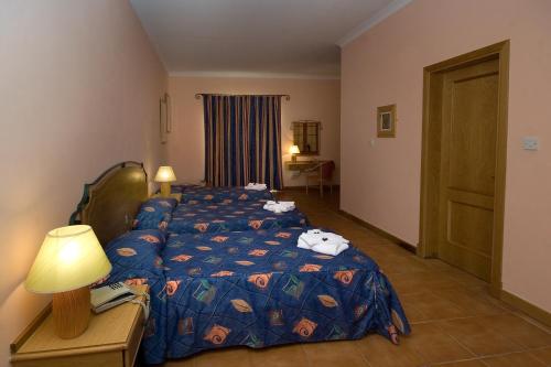 En eller flere senger på et rom på Soreda Hotel