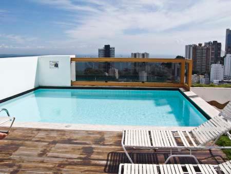 A piscina localizada em Flat Luxo Bem Localizado No Bairro Da Barra Salvador ou nos arredores