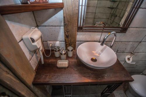 Bilik mandi di Artists Residence in Tbilisi