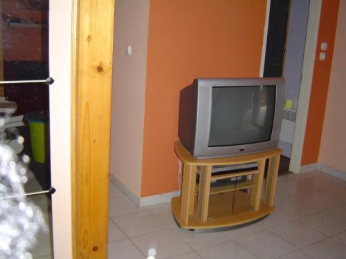 バラトンサールソーにあるTieffapartmanház Balatonszárszóの小型テレビ