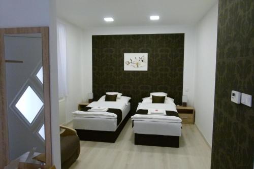 Postel nebo postele na pokoji v ubytování Wolf House Apartman