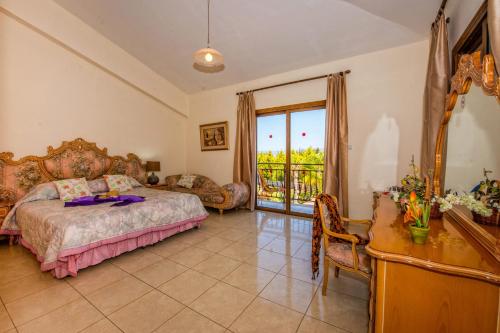 Postel nebo postele na pokoji v ubytování Androniki Luxury Villa Sea Views Pool BBQ WiFi A/C