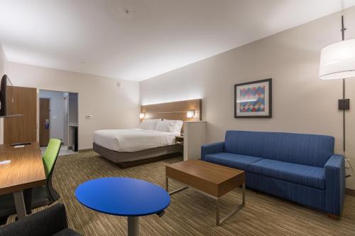 Katil atau katil-katil dalam bilik di Holiday Inn Express & Suites - San Marcos South, an IHG Hotel