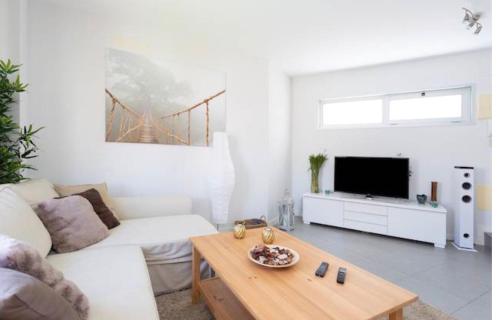 Sea View Apartment in El Médano with pool & private parking space
