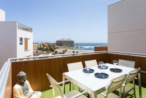 Sea View Apartment in El Médano with pool & private parking space