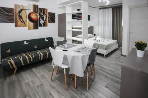 Colomba Welcome في تراباني: غرفة معيشة مع طاولة طعام وغرفة نوم