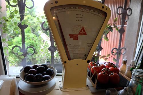 a scale next to a bowl of tomatoes on a table at Willa Pod Aniołem - Pokoje Gościnne & Apartamenty z widokiem na góry in Szczyrk