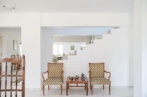 Гостиная зона в Luxury 6BR Villa, Garden Oasis, near Schinia Beach