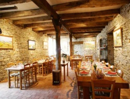 - un restaurant avec des tables et des chaises en bois dans une chambre dans l'établissement Auberge Saint Hernin, à Pluherlin