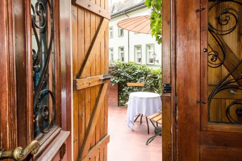 una puerta abierta a un patio con mesa en Apartament GALERIA, en Zielona Góra