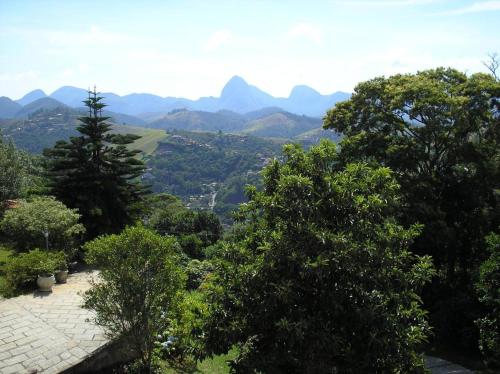 een uitzicht op een vallei met bergen en bomen bij Suites em meio a Mata Atlântica in Itaipava