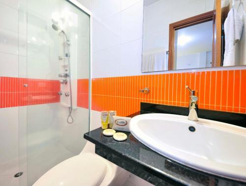 a bathroom with a sink and a toilet and a mirror at Hotel Palonegro in Bucaramanga