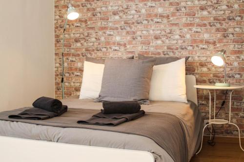 Posto letto in camera con muro di mattoni di Comfortable apartment in Cascais a Cascais