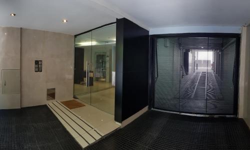 baño con ducha y puerta de cristal en Aguero y Av. Las Heras en Buenos Aires