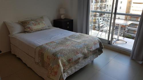 1 dormitorio con cama y ventana con vistas en Aguero y Av. Las Heras en Buenos Aires