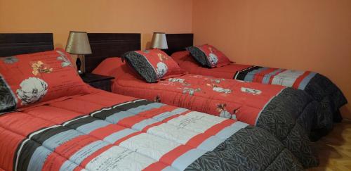 Postel nebo postele na pokoji v ubytování Hostal Nataly