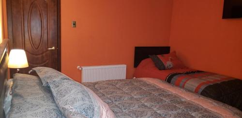 Postel nebo postele na pokoji v ubytování Hostal Nataly