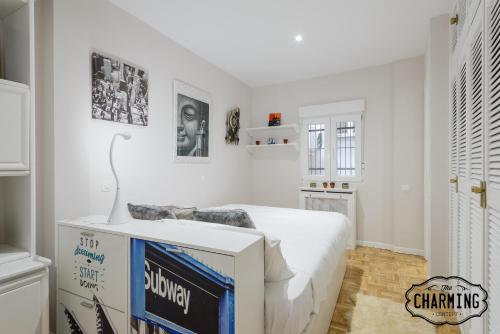 1 dormitorio blanco con 1 cama blanca en una habitación en Mercado de San Miguel - Apartamento de 1 dormitorio, en Madrid