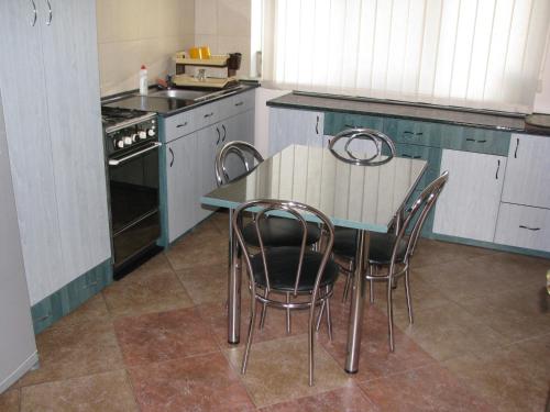 Dapur atau dapur kecil di Pensiunea Neredy
