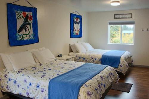 um quarto de hotel com duas camas e uma janela em Arctic Dragonfly Inn em Healy