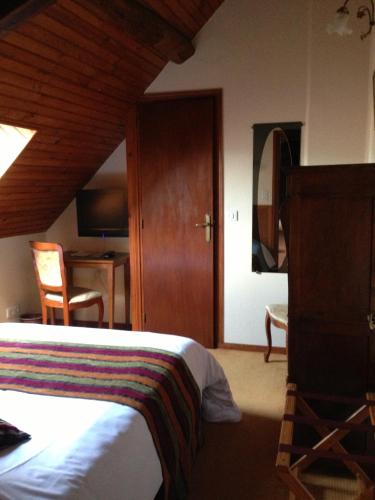 Ein Bett oder Betten in einem Zimmer der Unterkunft Logis Hôtels Restaurant Le Relais Chenonceaux