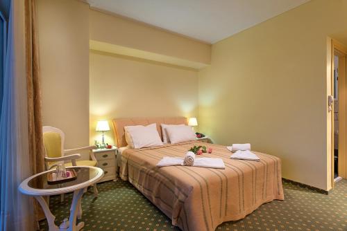 Кровать или кровати в номере Angelika Pallas Hotel