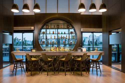 伊斯坦堡的住宿－韋斯特賽德羅塔納中心酒店，带椅子和桌子的酒吧,位于带窗户的房间内
