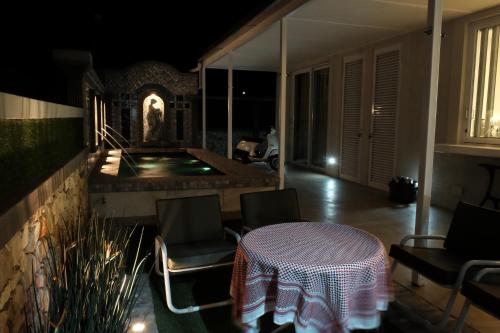 a room with a table and chairs and a fountain at Nieuwerust in Prince Albert