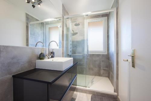 une salle de bain avec un lavabo et une douche dans l'établissement T4 refait à neuf Rennes, 3 ch. parking, 2 balcons., à Rennes