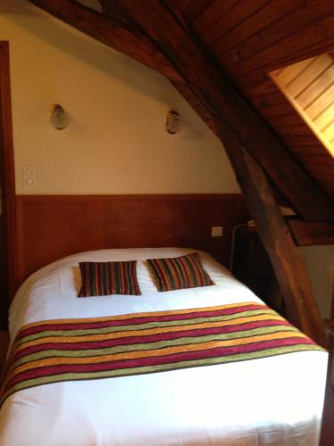 Ein Bett oder Betten in einem Zimmer der Unterkunft Logis Hôtels Restaurant Le Relais Chenonceaux