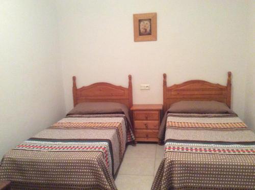 2 aparte bedden in een kamer met bij Casa Vicente el Bosque in El Bosque