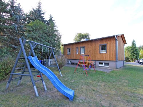 Children's play area sa Ferienhaus Trassenheide USE 1371