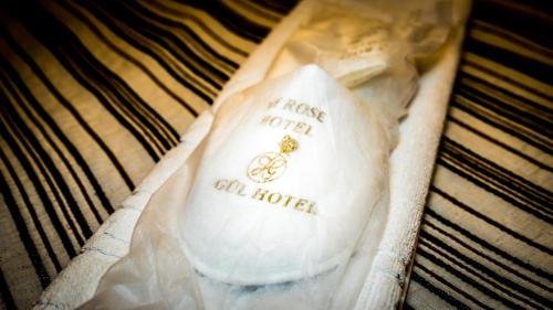 Gul Hotelに飾ってある許可証、賞状、看板またはその他の書類