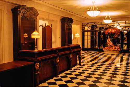 a lobby with a large mirror and a checkered floor at L'Escape Hotel in Seoul