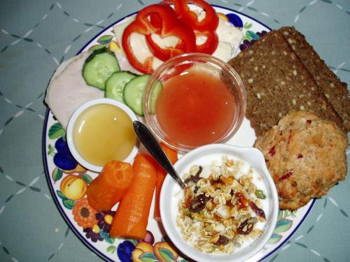 une assiette de nourriture avec des légumes, du pain et des plongées dans l'établissement B & B Mølgaard by Skjern, à Skjern