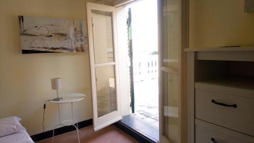 ジェノヴァにあるAl Chiostro Guesthouseの窓付きのガラスの引き戸が備わる客室です。