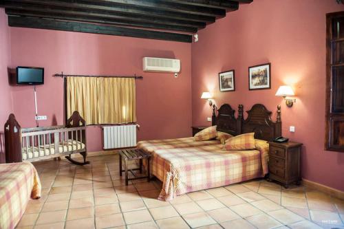 Llit o llits en una habitació de Casa Grande de El Burgo