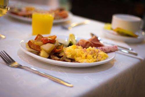Un plato de comida de desayuno en una mesa en Bull Dorado Beach & SPA, en La Playa de Arguineguín
