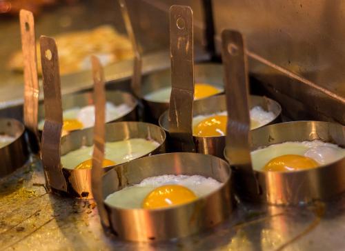 een rij eieren in metalen bekers op een aanrecht bij Bull Eugenia Victoria & SPA in Playa del Inglés