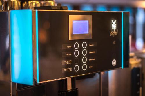 d'un four micro-ondes avec une porte ouverte sur une cuisine. dans l'établissement Bull Escorial & SPA, à Playa del Ingles