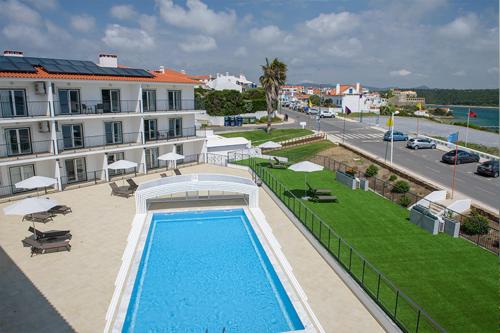 - une vue sur la piscine située à côté d'un bâtiment dans l'établissement Cerca da Vitoria 3 Milfontes, à Vila Nova de Milfontes