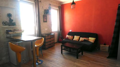 een woonkamer met een bank en een tafel bij Le LUMIERE in La Ciotat