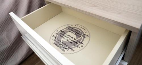 un tiroir blanc avec une assiette à l'intérieur dans l'établissement B&B Il Ritratto, à Salerne