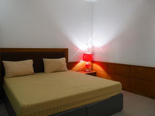 Ένα ή περισσότερα κρεβάτια σε δωμάτιο στο Paradise Hotel โรงแรมพาราไดซ์ท่าม่วง