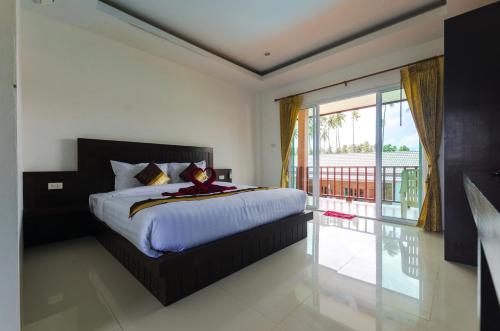 ランタ島にあるSleep In Lanta Resortのベッドルーム(大型ベッド1台、バルコニー付)