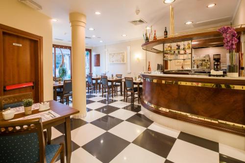 Ein Restaurant oder anderes Speiselokal in der Unterkunft Best Western Plus Grand Hotel Victor Hugo 