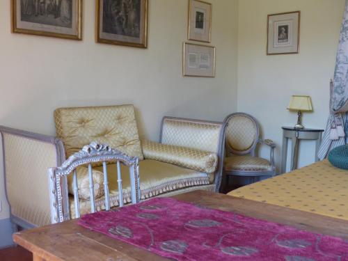 a living room with two chairs and a table and a table sidx sidx at Château du Grand Jardin in Valensole
