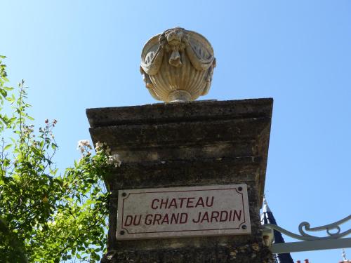 a street sign on a pole with a statue on it at Château du Grand Jardin in Valensole